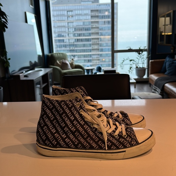 Vetements High Sneakers - Picture 2 of 4